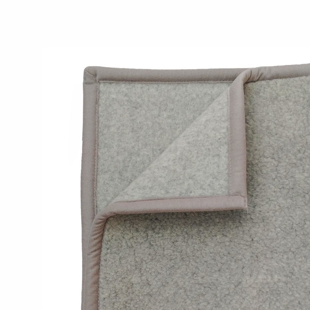 Detail der Velourseinfassung einer hellgrauen Merino-Wolldecke
