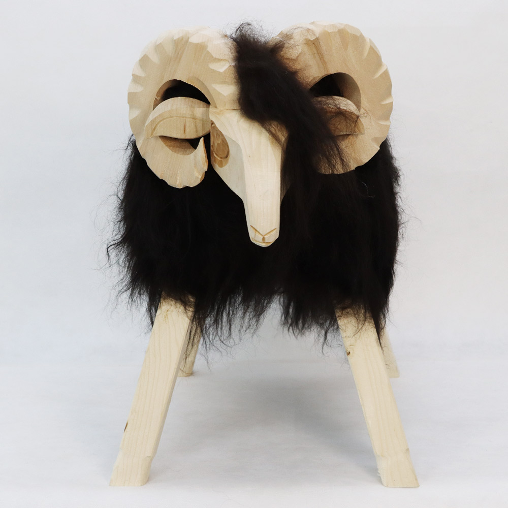 Hocker in Widderform mit Schaffell