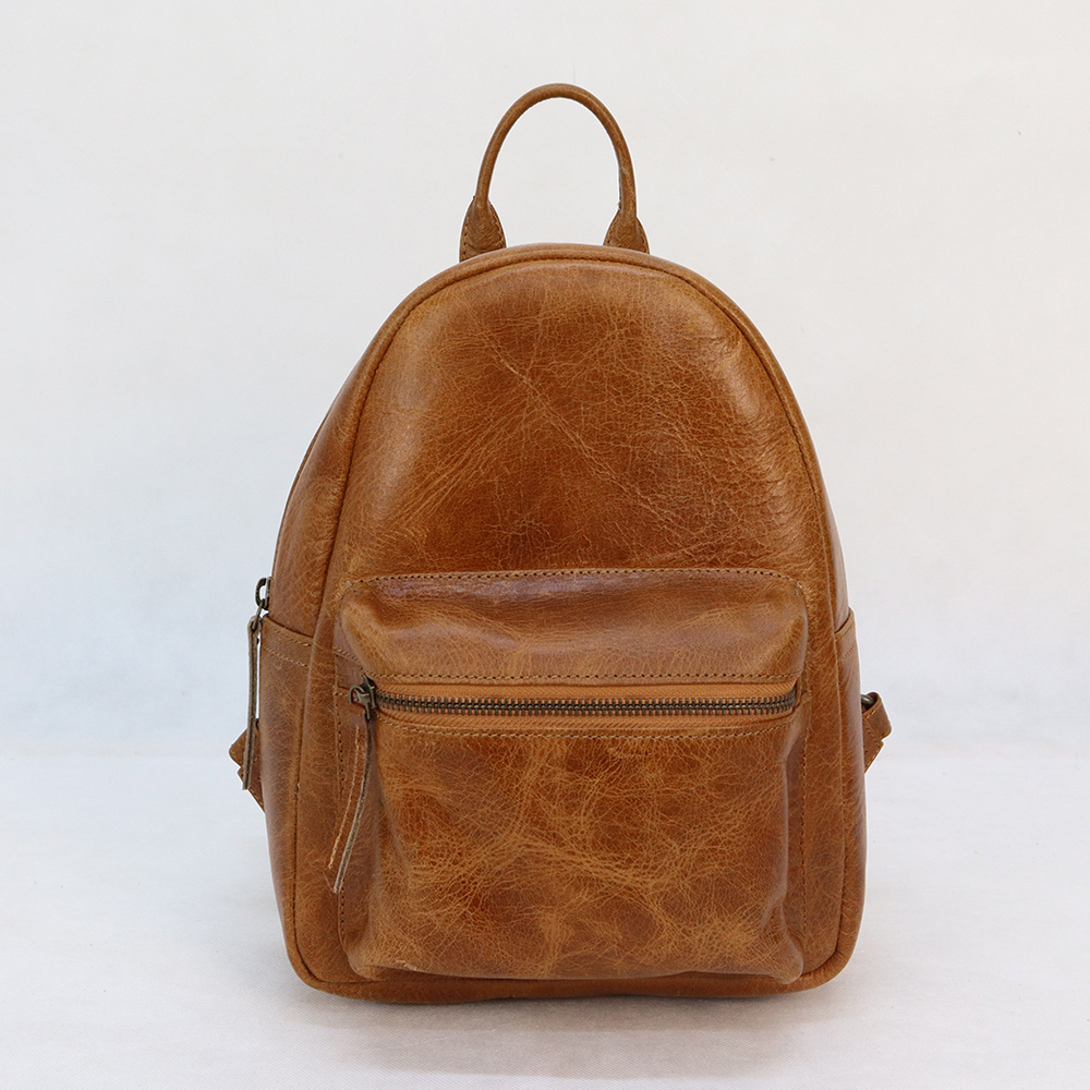 Trendy dámsky kožený batoh Iwa, ktorý je ideálny na každodenné nosenie do mesta, práce, školy či na výlety.