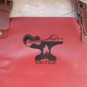 Rote Lederschürze mit graviertem Gitarren- und Ambossmotiv