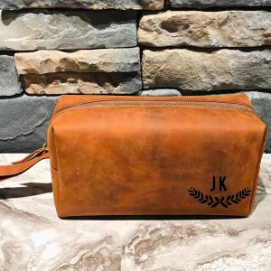 Kulturtasche aus Leder mit gravierten Initialen JK und Pflanzenmotiv