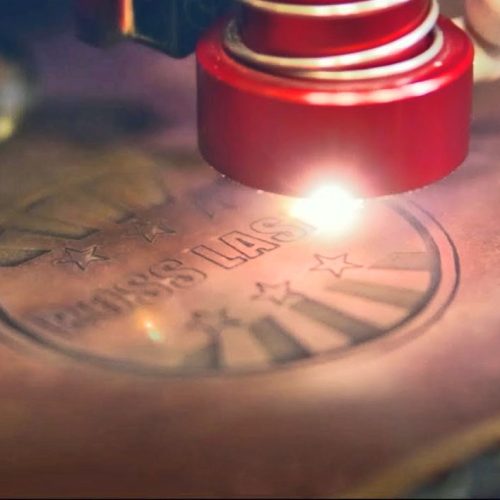Lasergravur eines runden Logos auf Leder
