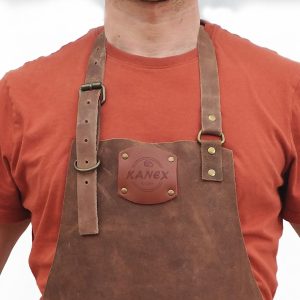 Braune Lederschürze mit KANEX-Lederetikett im Brustbereich