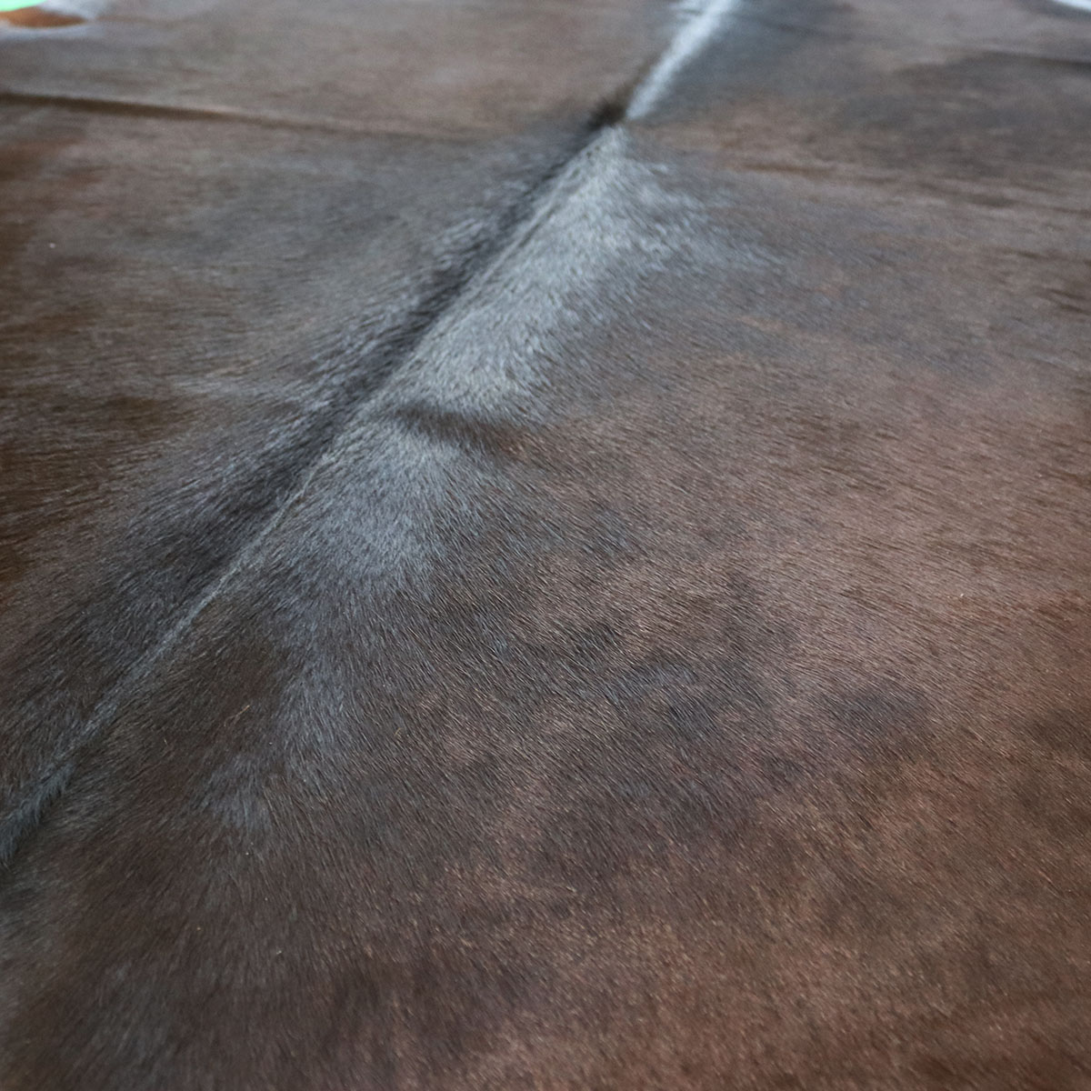 Kuhfell 626 – Dunkel, 210 × 210 cm – Ansicht 2