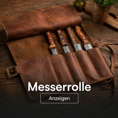 Kategoria-puzdra-na-noze-DE-400 Braune Leder-Messerrolle mit Küchenmessern auf rustikalem Holztisch