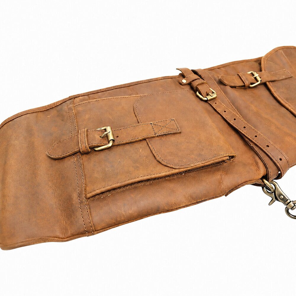 Western Leder-Gewehrfutteral – Detail der Außentasche Detail der Außentasche und Schnallen des Western Leder-Gewehrfutterals