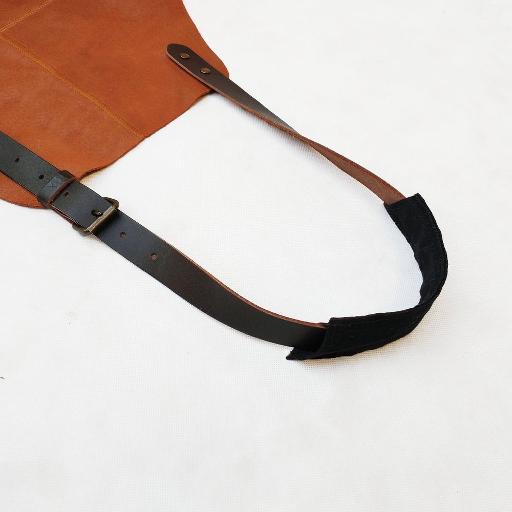 Lederschürze Basic 5202 – Detail des verstellbaren Halsriemens der braunen Variante Lederschürze Basic 5202 – Detail des verstellbaren Halsriemens der braunen Variante