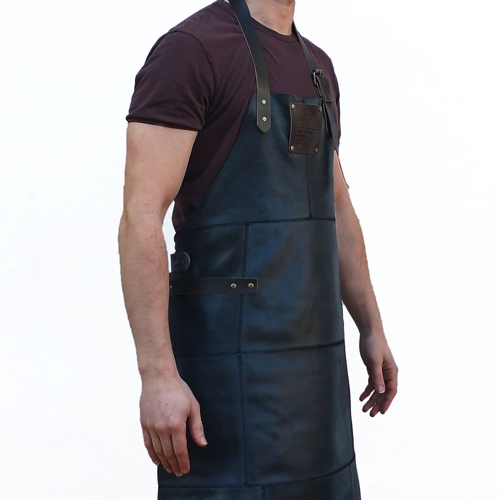 Lederschürze Basic 5202 – schwarze Variante am Modell Lederschürze Basic 5202 – schwarze Variante am Modell