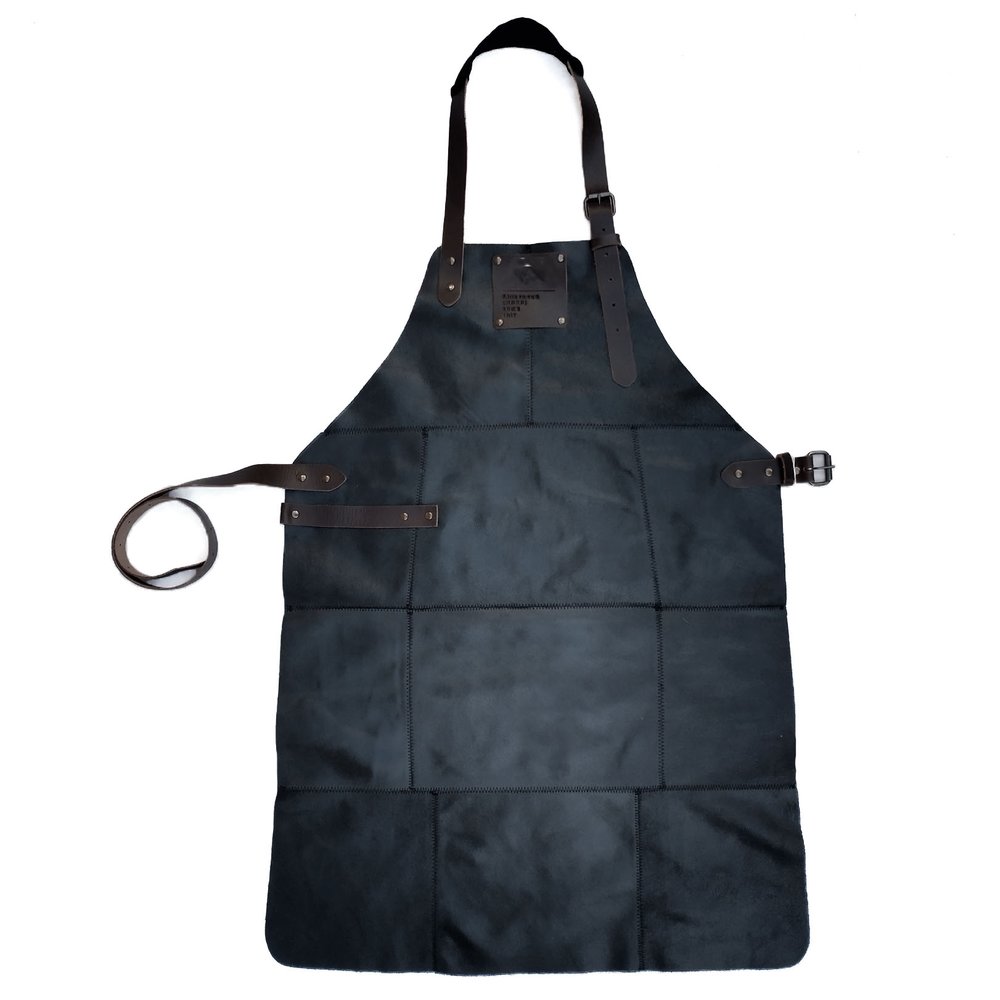 Lederschürze Basic 5202 – schwarze Variante ausgebreitet mit Riemen Lederschürze Basic 5202 – schwarze Variante ausgebreitet mit Riemen